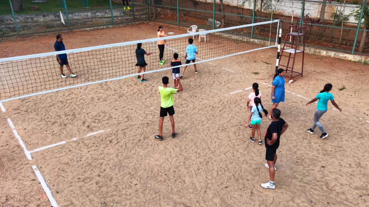 Discourt rally across a pickleball court